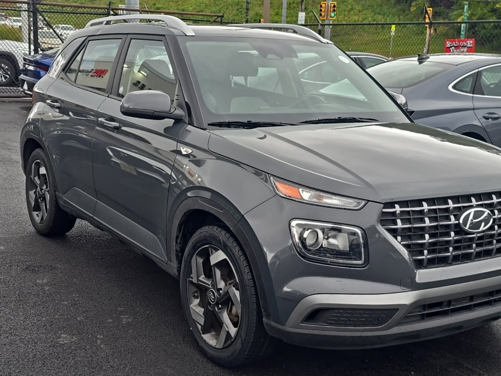 Used 2025 Hyundai Venue SEL FWD image 2