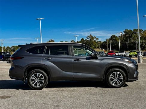 Used 2024 Toyota Highlander XLE image 9