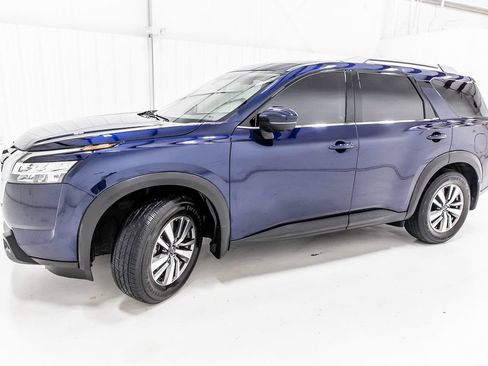 Used 2022 Nissan Pathfinder SL w/ Lighting Package (N92) FWD image 3