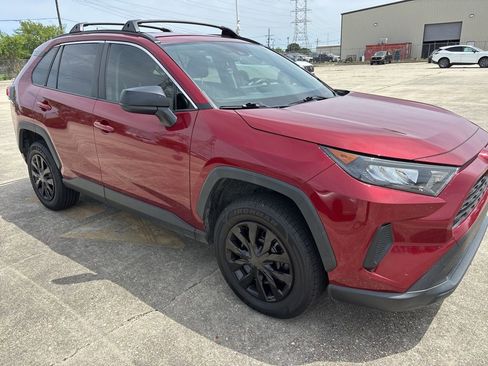 Used 2020 Toyota RAV4 LE image 4