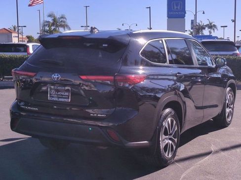 Used 2023 Toyota Highlander XLE image 6