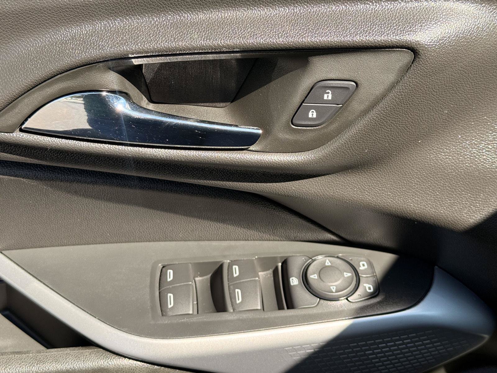 Used 2024 Chevrolet Trax RS w/ Sunroof Package FWD image 13