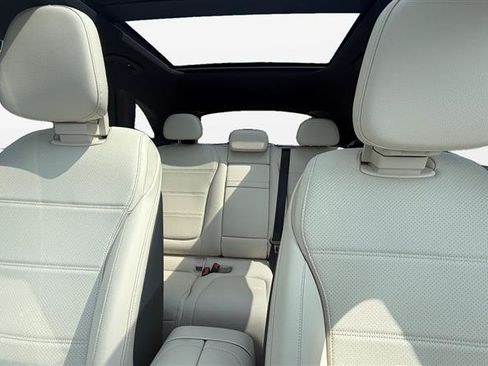 Used 2025 Mercedes-Benz GLC 300 4MATIC image 25
