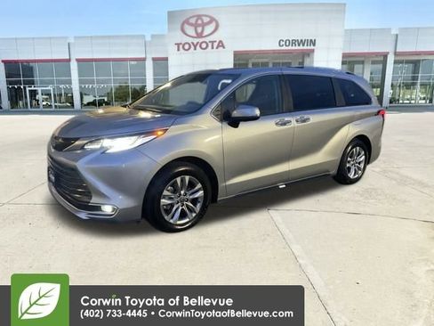 Used 2024 Toyota Sienna Limited image 7