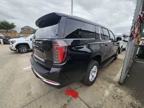 Used 2025 Chevrolet Suburban LS RWD image 6