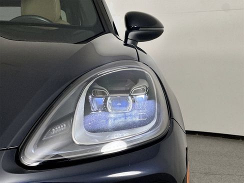 Certified 2023 Porsche Cayenne Platinum Edition image 15