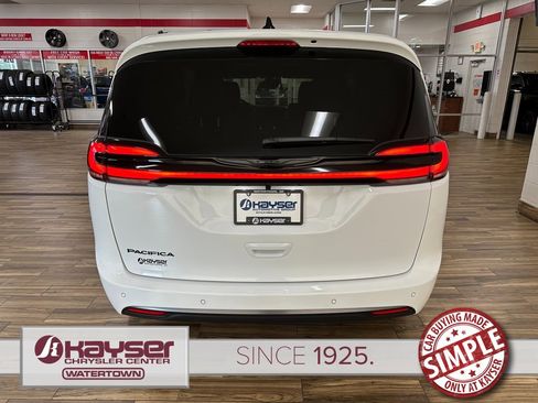 New 2026 Chrysler Pacifica Select image 4