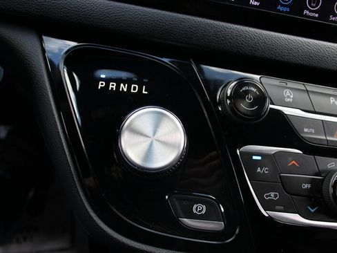 Used 2020 Chrysler Pacifica Touring w/ S Appearance Package FWD image 8
