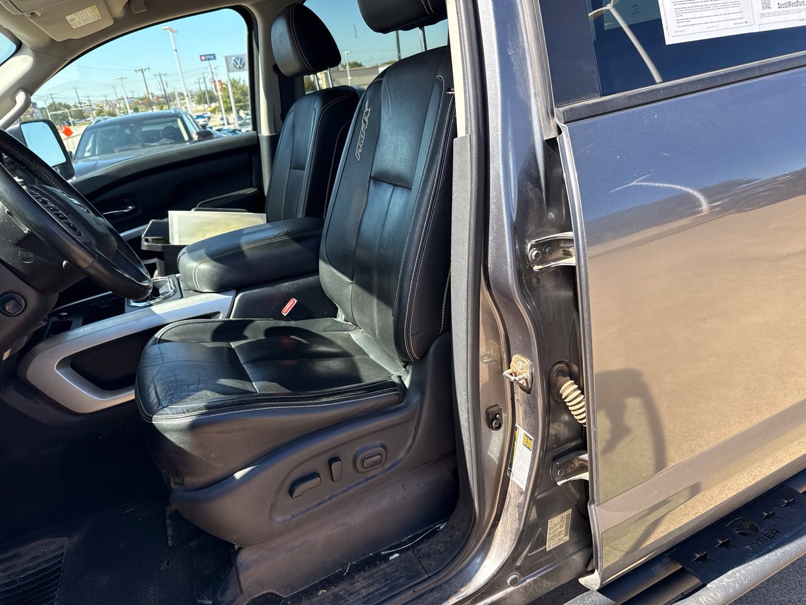 Used 2019 Nissan Titan PRO-4X w/ Pro-4x Convenience Package AWD/4WD image 14