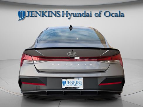 Used 2025 Hyundai Elantra SEL image 4