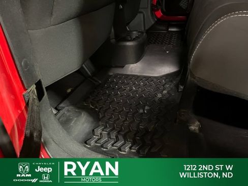 Used 2015 Jeep Wrangler Unlimited Rubicon w/ Max Tow Package AWD/4WD image 13