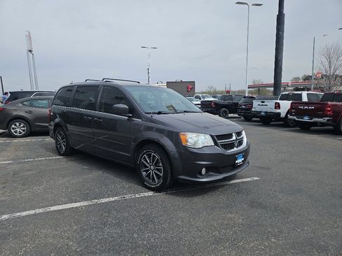 Used 2017 Dodge Grand Caravan SXT image 7