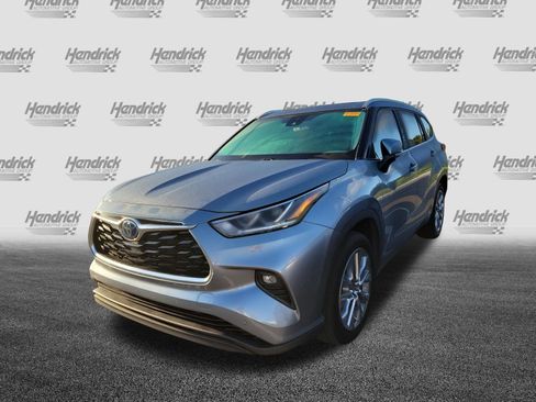 Used 2023 Toyota Highlander Limited FWD image 4