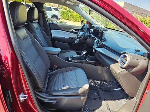 Used 2025 Chevrolet Trax LT w/ Driver Confidence Package FWD image 33