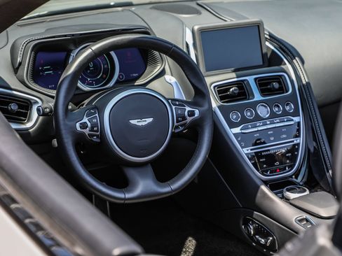 Used 2022 Aston Martin DB11 Volante RWD image 11