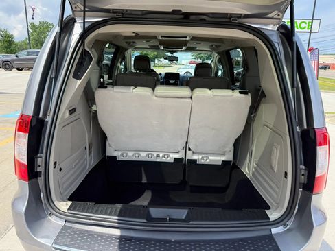Used 2013 Chrysler Town & Country Limited w/ Luxury Group FWD image 14
