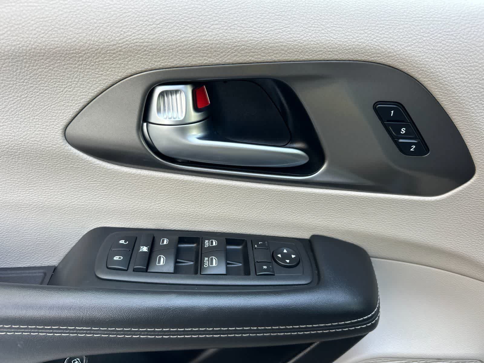 Used 2023 Chrysler Pacifica Touring-L FWD image 13