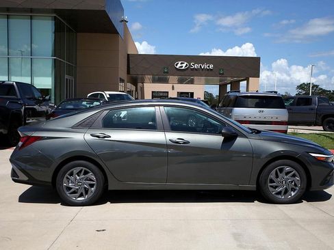 Used 2024 Hyundai Elantra SEL image 8