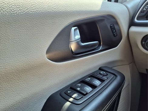 Used 2023 Chrysler Pacifica Touring-L FWD image 17