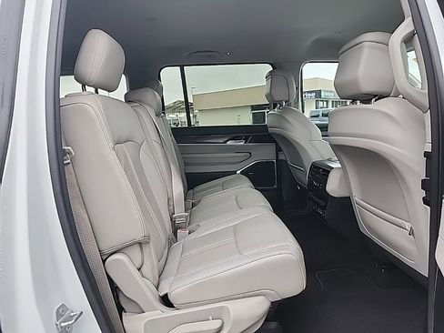 Used 2023 Jeep Wagoneer Series III w/ Preferred Equipment Group image 19