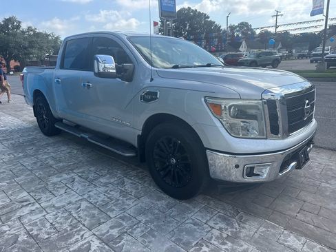 Used 2017 Nissan Titan SL w/ SL Towing Convenience Package RWD image 10