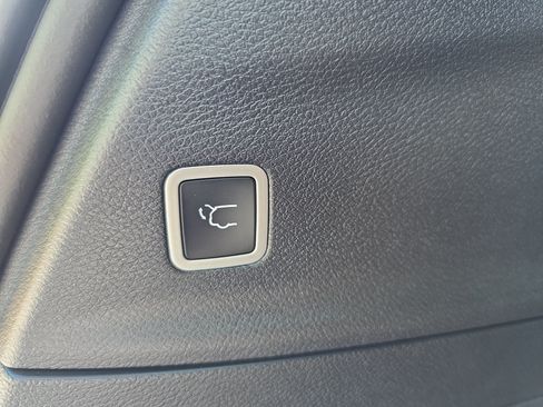 Certified 2025 Chrysler Pacifica Select w/ Uconnect Theater Family Group FWD image 11