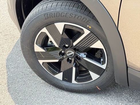 Certified 2025 Nissan Kicks SV AWD/4WD image 4