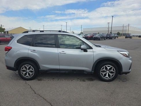 Used 2019 Subaru Forester Premium AWD/4WD image 2