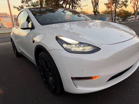 Used 2022 Tesla Model Y Performance image 7