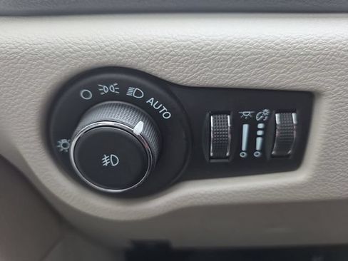 Used 2021 Chrysler Pacifica Touring-L FWD image 27