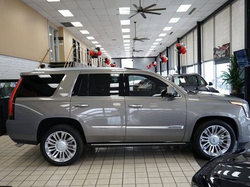 Used 2017 Cadillac Escalade Platinum image 22