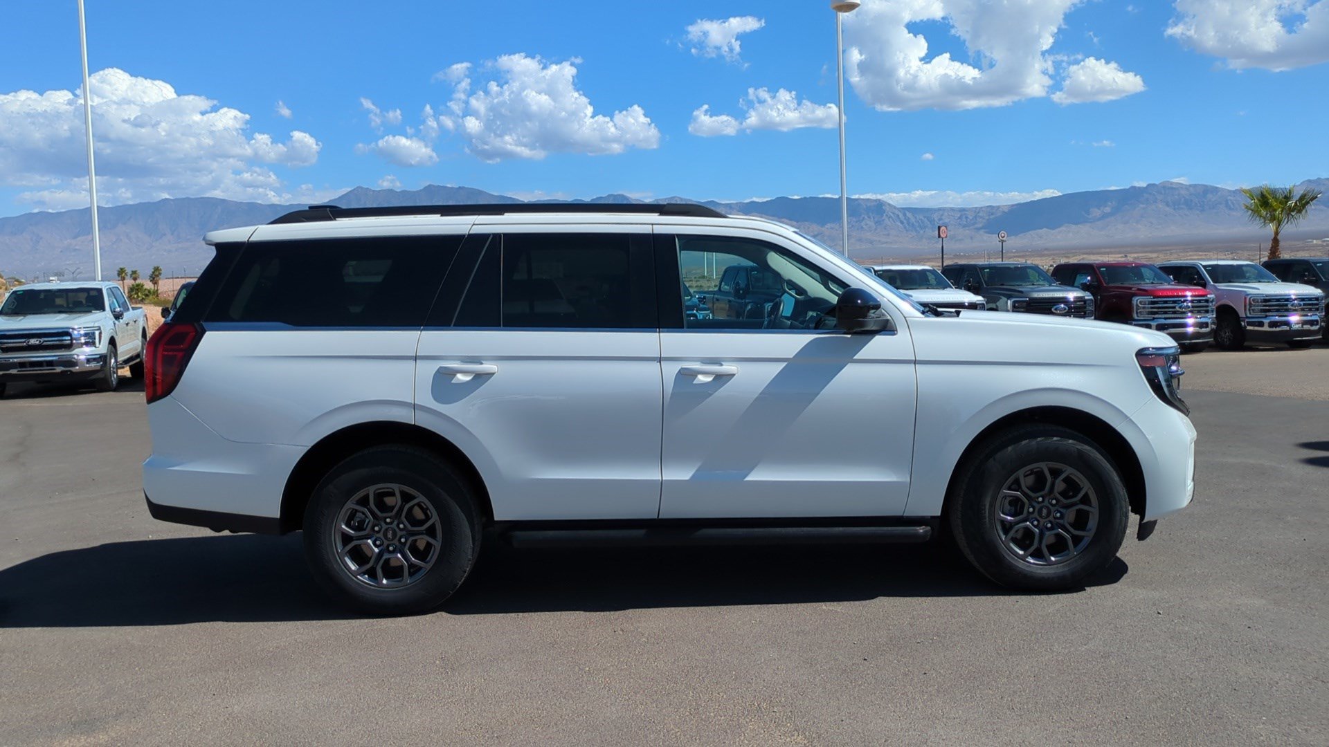 Used 2025 Ford Expedition Active RWD image 3