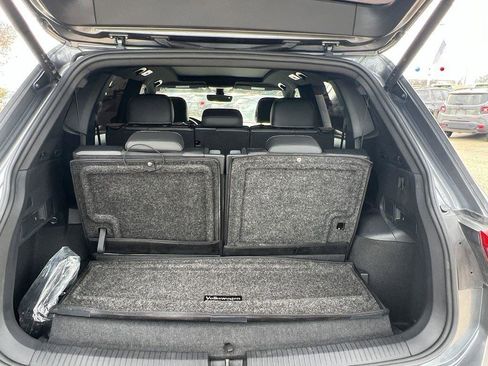 Used 2024 Volkswagen Tiguan SE R-Line image 11
