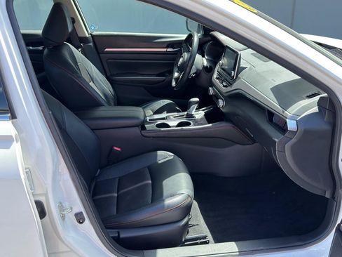 Used 2024 Nissan Altima 2.5 SR FWD image 12