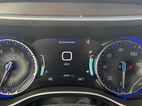 Used 2024 Chrysler Pacifica Touring-L image 23