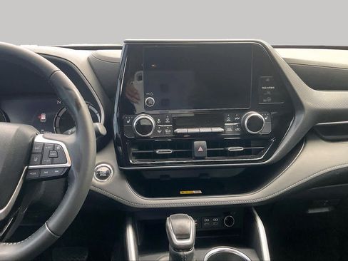 Used 2023 Toyota Highlander XSE FWD image 7