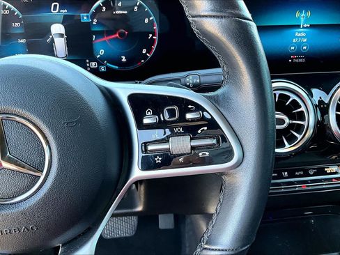 Used 2021 Mercedes-Benz GLB 250 4MATIC w/ Premium Package image 18