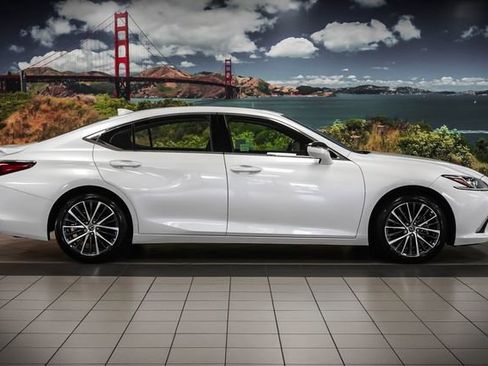 Used 2025 Lexus ES 300h w/ Premium Package image 4