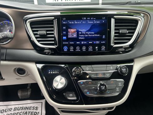 Used 2017 Chrysler Pacifica Touring-L w/ Tire & Wheel Group FWD image 16