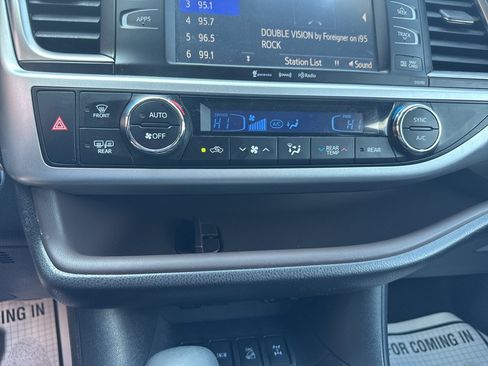 Used 2019 Toyota Highlander XLE AWD/4WD image 27