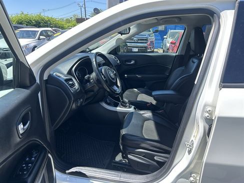 Used 2020 Jeep Compass Latitude w/ Cold Weather Group AWD/4WD image 9