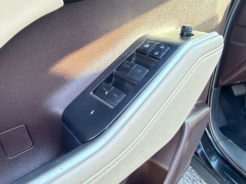Used 2021 Toyota Highlander XLE AWD/4WD image 12