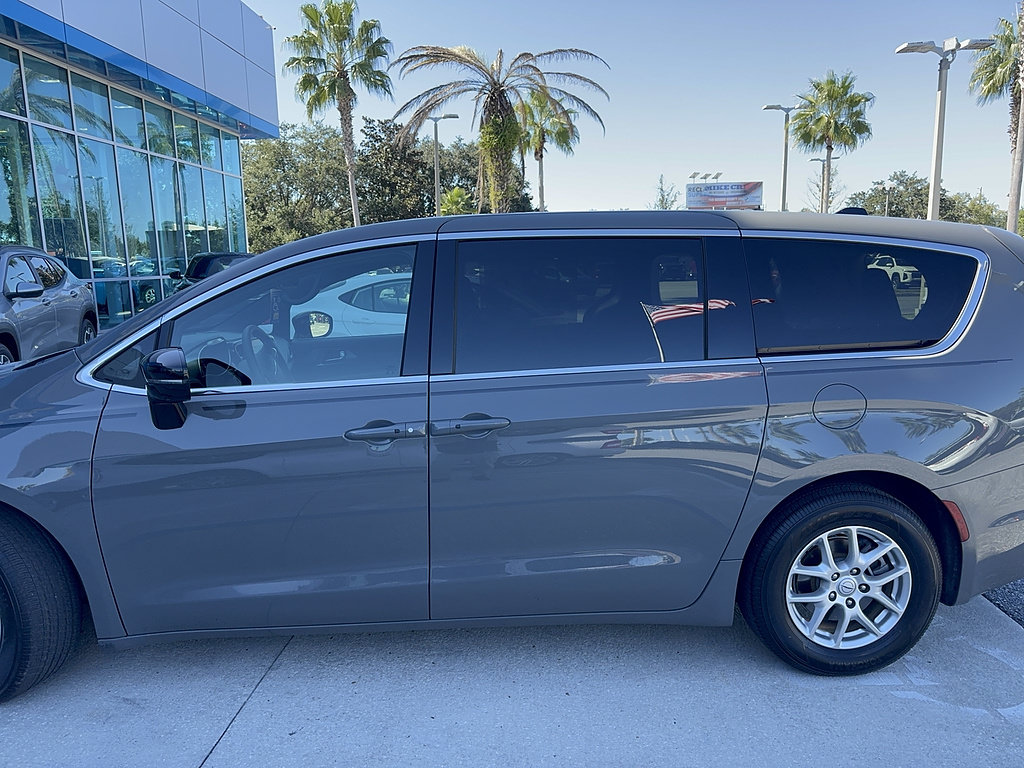 Used 2025 Chrysler Pacifica Select FWD image 5
