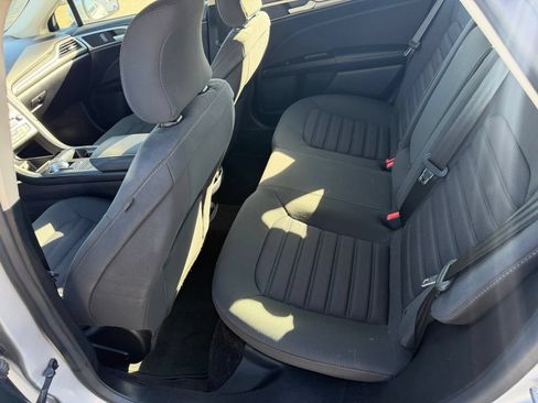 Used 2017 Ford Fusion SE w/ Fusion SE Technology Package FWD image 12