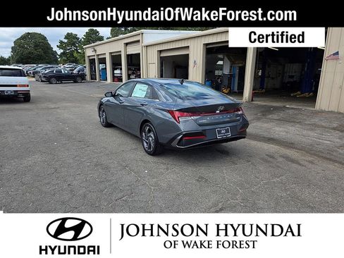 Used 2025 Hyundai Elantra Limited FWD image 15