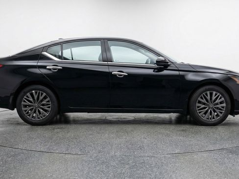 Used 2025 Nissan Altima 2.5 SV image 8