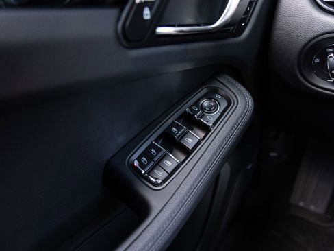 Certified 2025 Porsche Macan AWD/4WD image 21