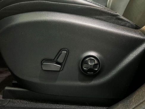 Used 2019 Jeep Cherokee Latitude Plus w/ Cold Weather Group AWD/4WD image 17
