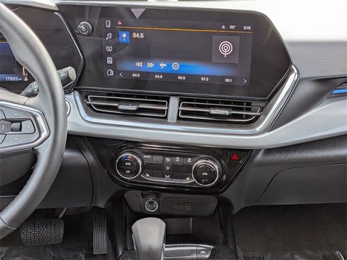 Used 2025 Chevrolet Trax LT w/ LT Convenience Package image 18