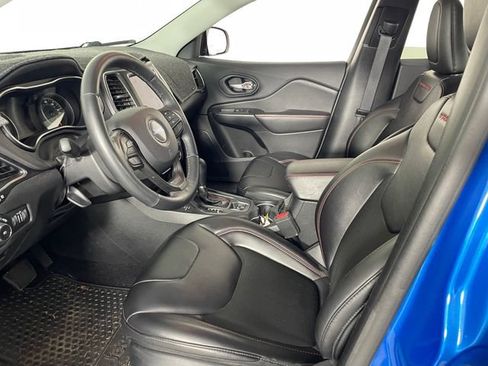 Used 2019 Jeep Cherokee Trailhawk w/ Cold Weather Group AWD/4WD image 2